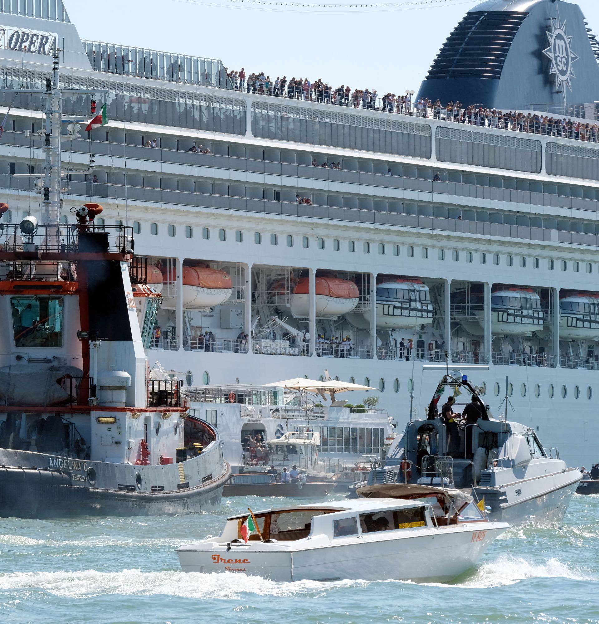 Sudar brodova u Veneciji: Ljudi u panici bježali pred kruzerom!