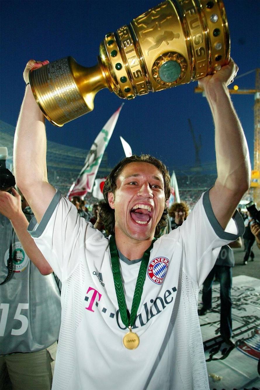 Fussball DFB-POKAL: BAYERN - LAUTERN, KOVAC mit Pokal