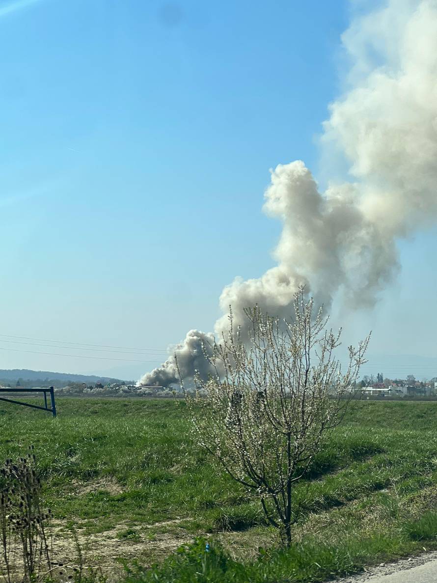 Pogledajte fotografije iz zraka: Više od 30 vatrogasaca gasilo požar na odlagalištu otpada