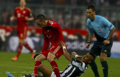 F. Ribery je zbog prekršaja na Vidalu zaslužio crveni karton?