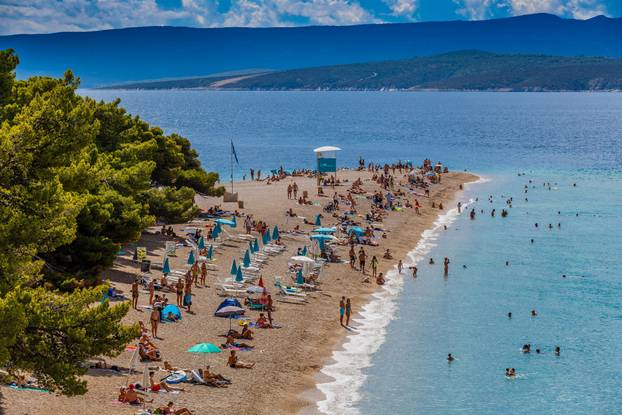 Zlatni rat bio je prepun turista na zadnji vikend u kolovozu