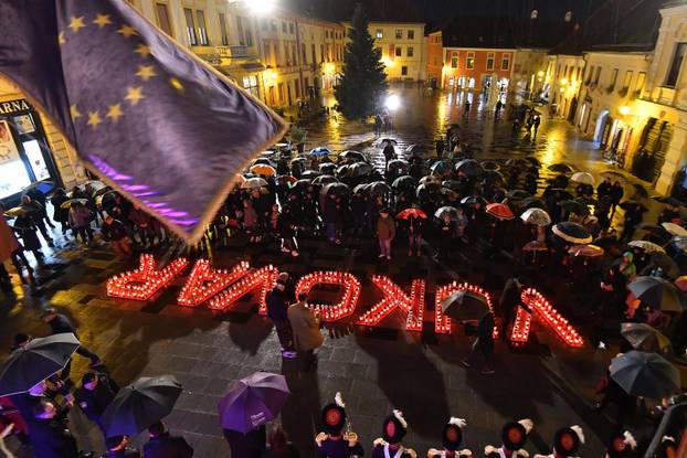 Varaždin: Riječju "Vukovar" ispisanim lampašima tradicionalno je obilježen Dan sjećanja na žrtve Domovinskog rata u Vukovaru i Škabrnji