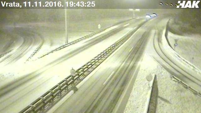 Snijeg pada u Gorskom kotaru, na cestama nekoliko  nesreća