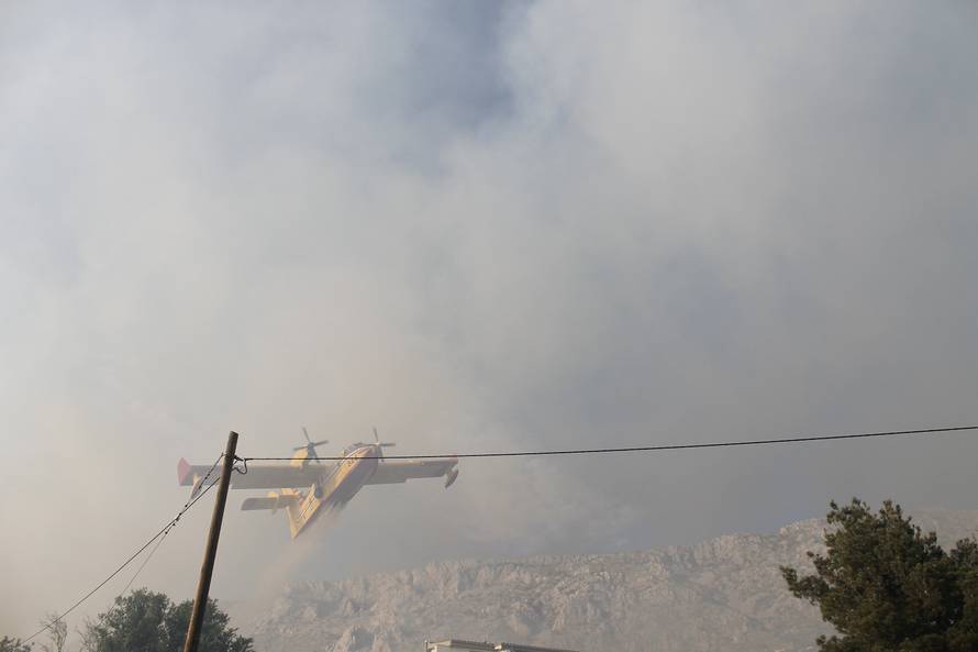 Kod Omiša je buknuo požar, morali zatvoriti i magistralu