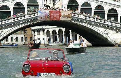 Amfibijom iz 1961. godine provezao se Venecijom