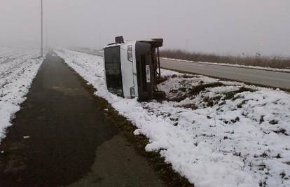 Zbog otapanja snijega sletio sa skliske ceste