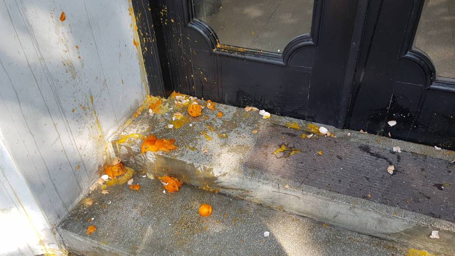 Zgradu HDZ-a u Zagrebu su gađali jajima i mandarinama