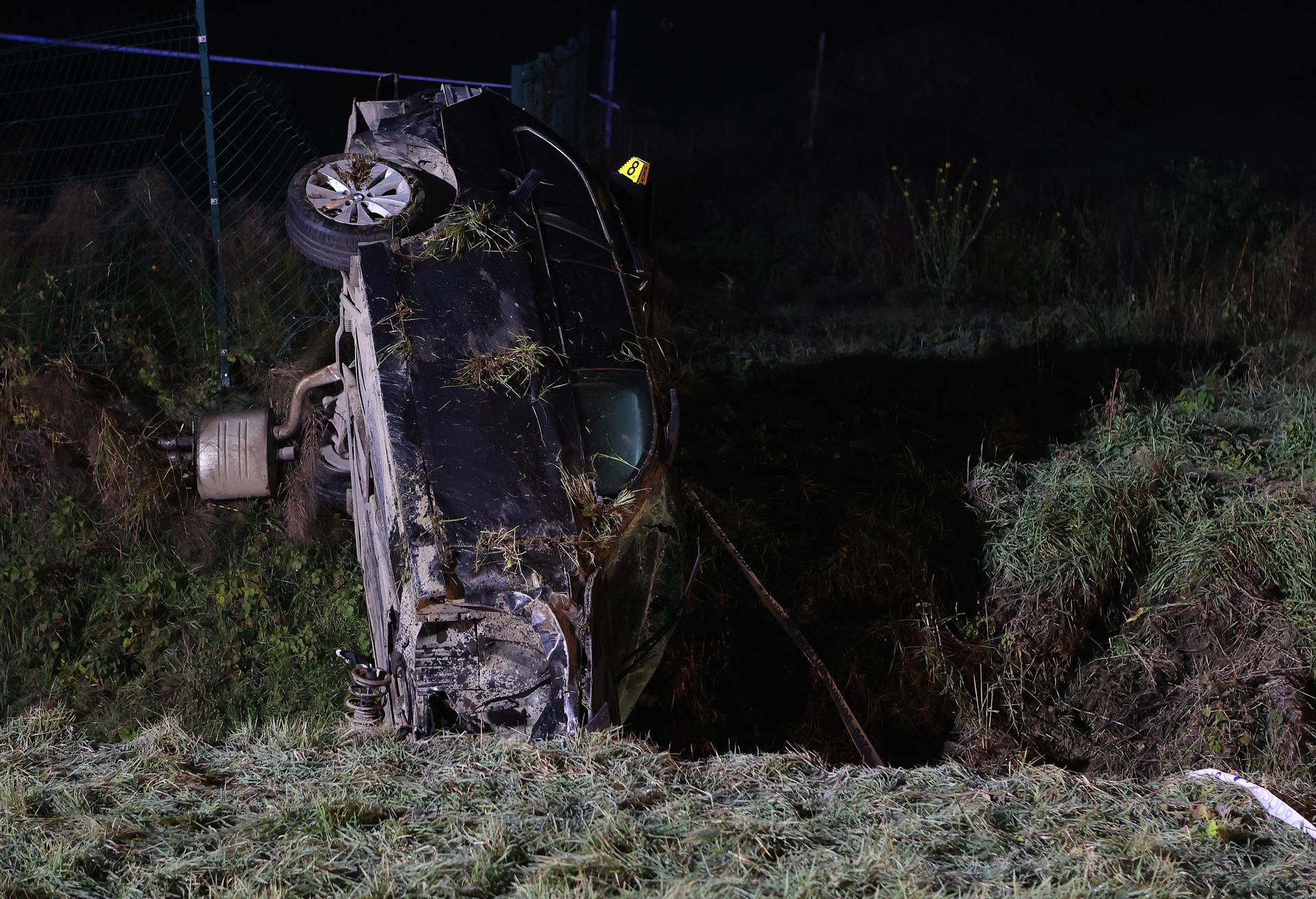 FOTO Užas kod Zeline: Izletio s ceste,  nakon prevrtanja završio u kanalu. Poginuo jedan čovjek