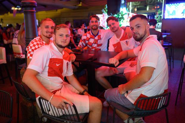 Zagreb: Navijači u kafićima čekaju početak utakmice 