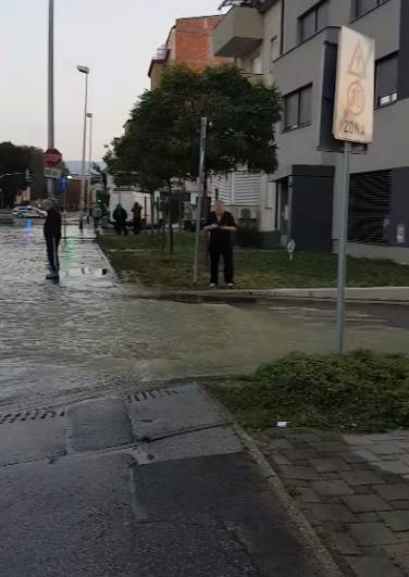 VIDEO Ovako je počela poplava na Trešnjevci: 'Čuo sam prasak, voda je šikljala 4 metra u zrak!'