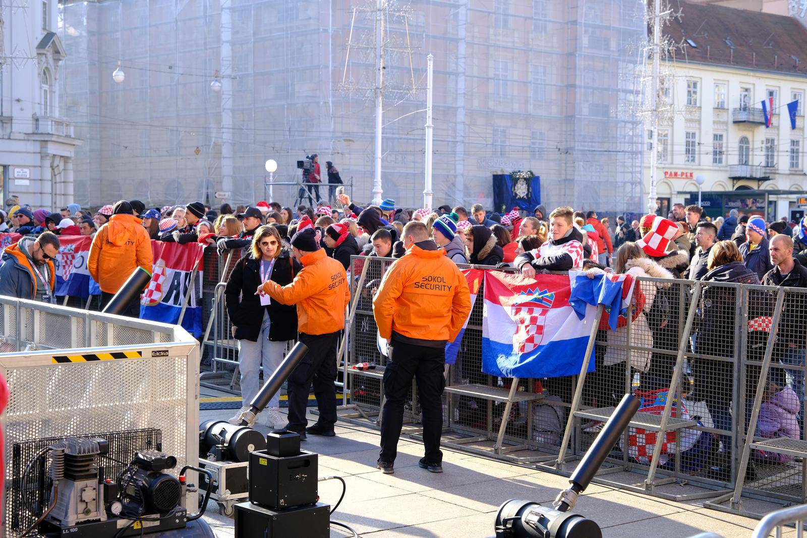 Zagreb: Najvjerniji navijači na Trgu već zauzeli mjesta za doček Vatrenih