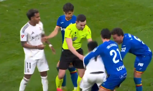 Vin&iacute;cius izazvao novi incident, a protivnik mu sasuo u lice: 'Zbog ovog te svi mrze, u&ccaron;i od drugih'