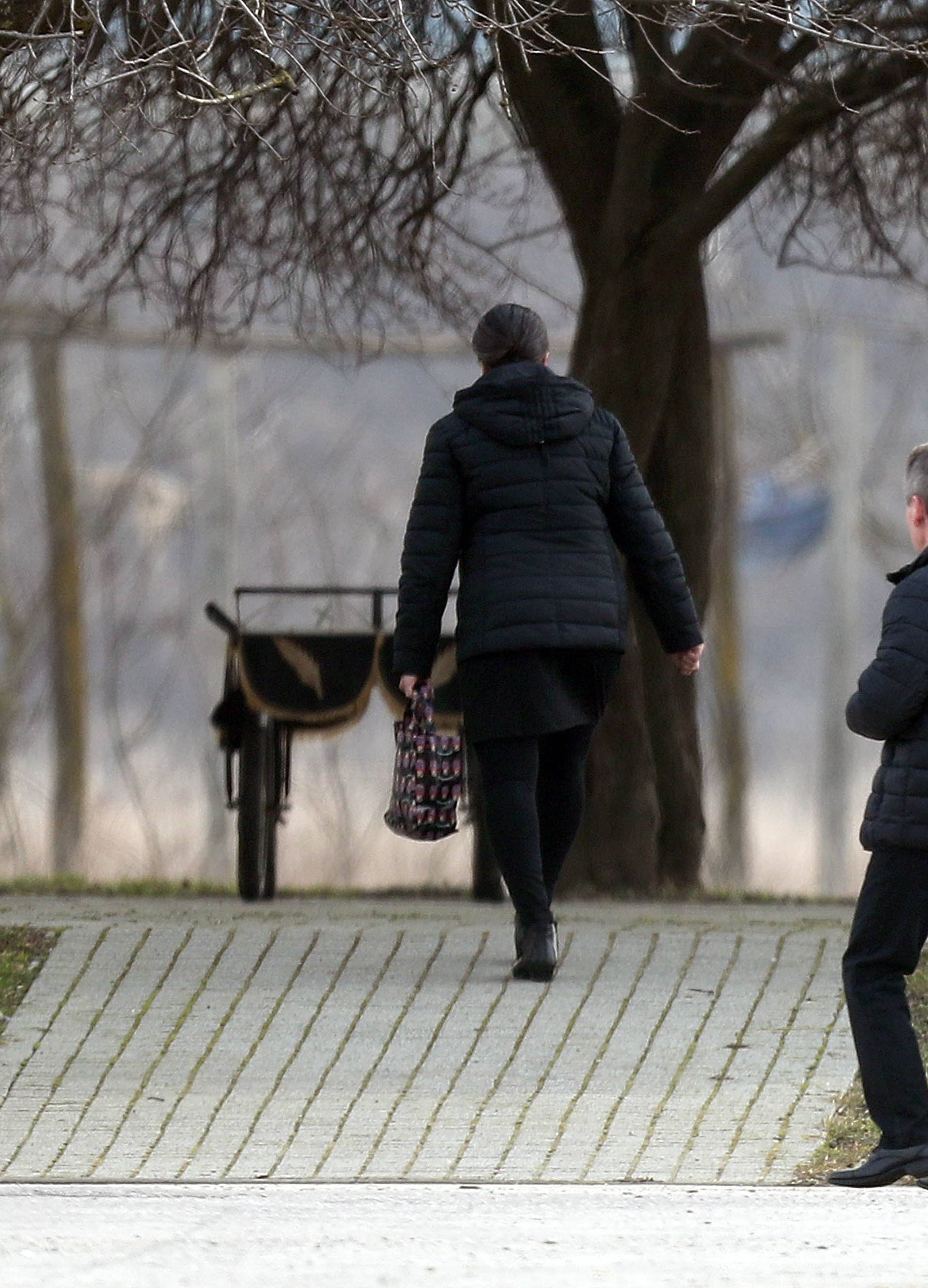 Jasmina je u spomenar upisala stih: Uzalud cvijetu sva ljepota