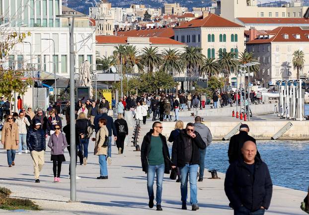 Zubato sunce u Splitu izmamilo je brojne šetače