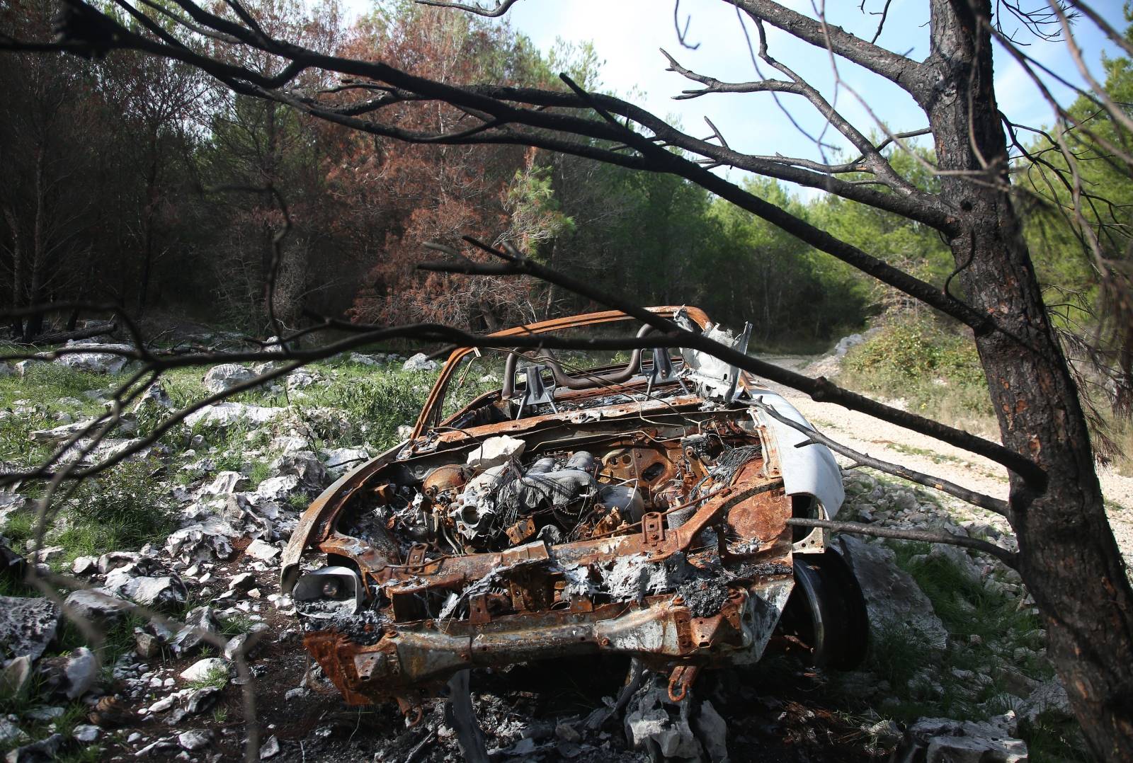 Šibenik: Ni nakon tri mjeseca policija ne zna tko je u kabrioletu sletio s ceste i uzrokovao požar