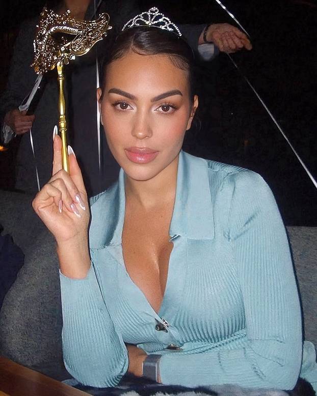FOTO Ovako Georgina slavi: Na glavi kruna, a oko nje luksuzni pokloni, cvijeće i seksi Ronaldo