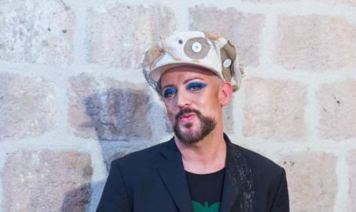 Novo zanimanje: Boy George želi biti svećenik, puno moli