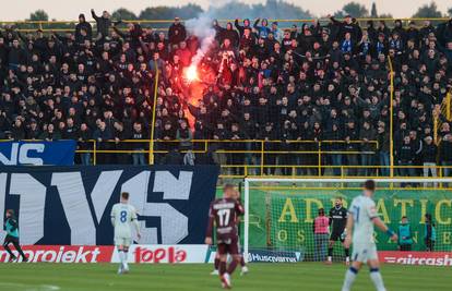 Navijači Dinama: 'Kaj bi nam tek Kurilovec napravio'. 'Klaun od trenera'. 'Kova, odlazi'