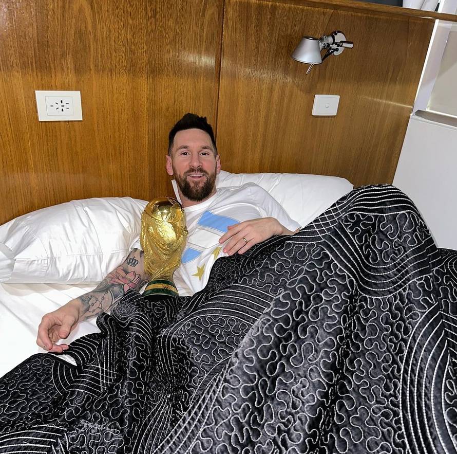 Leo Messi spava s pobjedničkim peharom Svjetskog prvenstva
