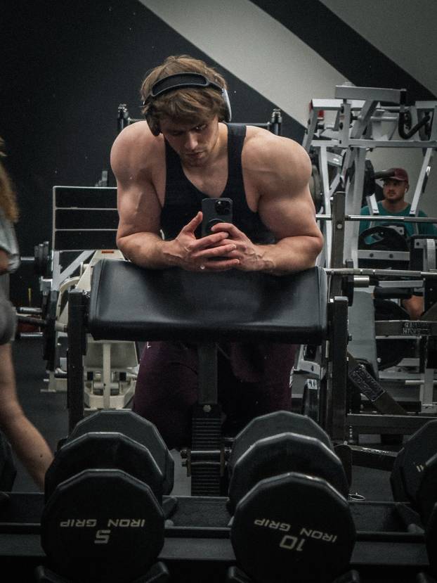 Od mršavog klinca do fitness modela i pozicije  kreativnog direktora Gymsharka