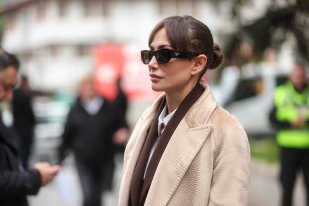 Sarajevo: Dolazak uzvanika na komemoraciju za Halida Bešlića u Narodno pozorište 