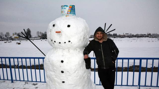 Slavonski Brod: Brodjanin izradio dvometarskog snjegoviÄ?a kako bi djeci izmamio osmijeh