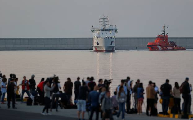 The Dattilo rescue ship arrives to port in Valencia