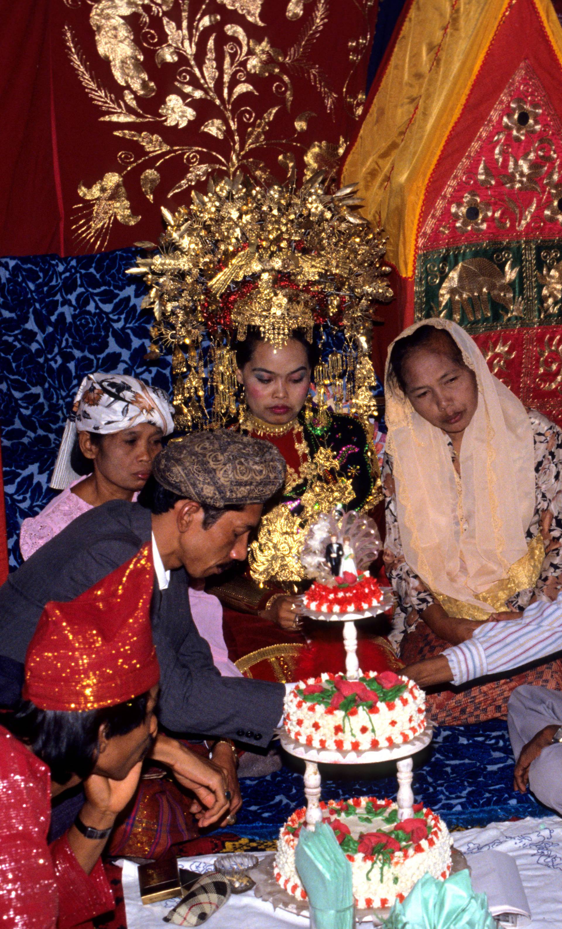 Indonesia Sumatra Minangkabau wedding marriage marry wed feast party