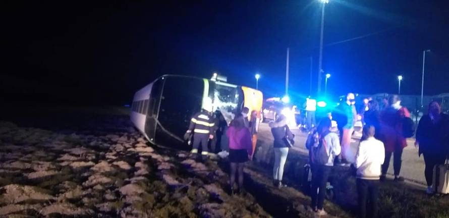 Kod Bedenice se prevrnuo bus