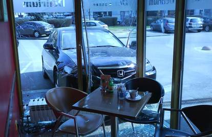 Autom se zaletio u kafić, staklo letjelo po gostima