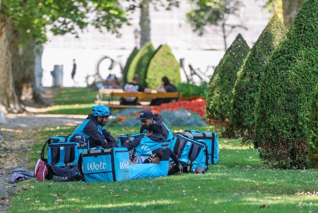 Zagreb: Centar grada tijekom blagdana, građani uživaju u hladu Zrinjevca
