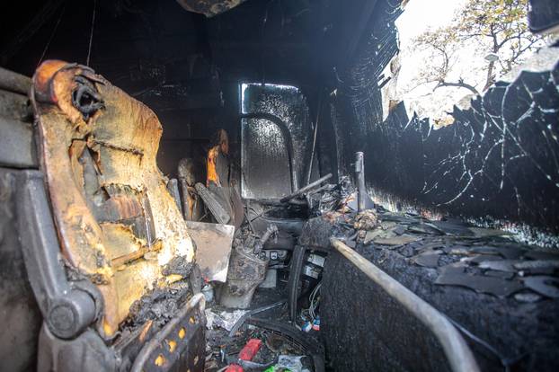 Rijeka: U tunelu Pećine u potpunosti izgorio autobus Autotroleja, vozač prevezen u bolnicu