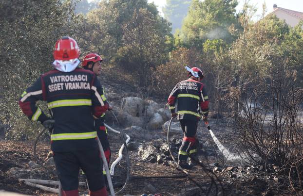Požar u Vinišću stavljen pod kontrolu, policija istražuje uzrok