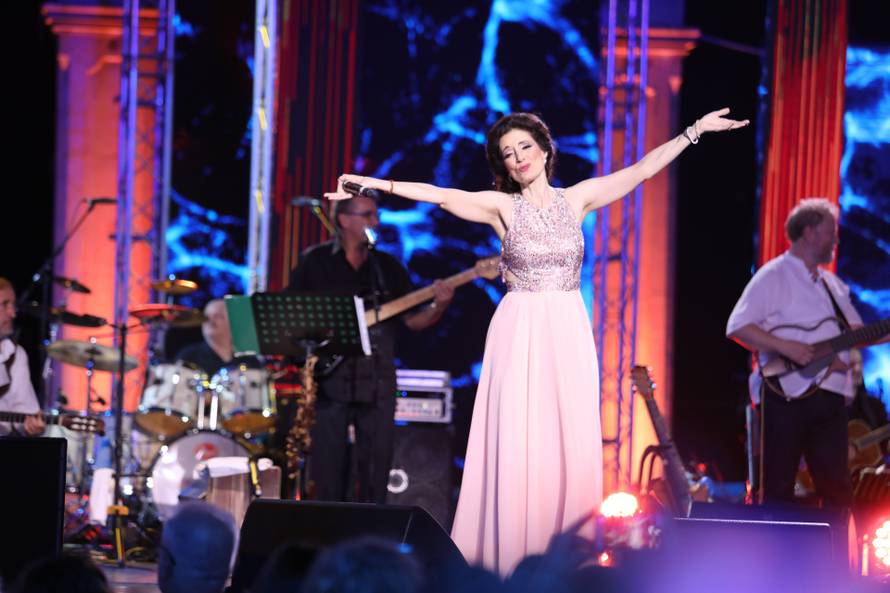 Olja vampirica je došla s ušima vilenjaka, Dori Pleško se haljina digla, a Doris pričala s Borisom