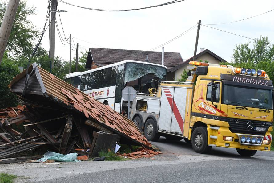 Autobus se zabio u nadstrešnicu autobusne stanice u Gornjem Hruševcu 