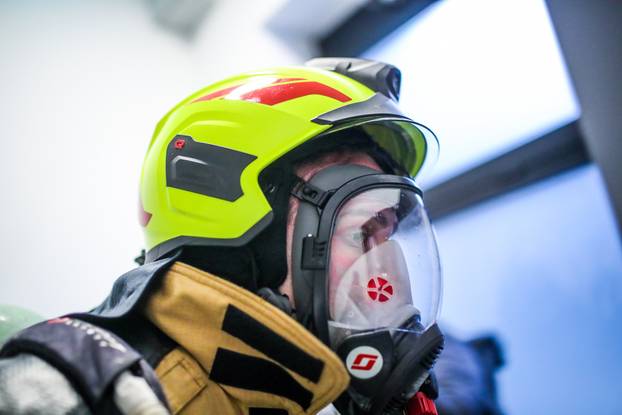 Zagreb: Vatrogasci pod punom opremom pretrčali 666 stepenica u humanitarne svrhe