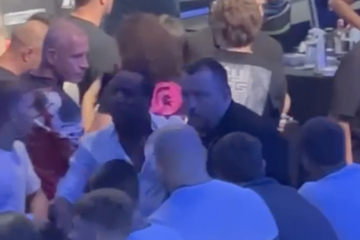 VIDEO &Scaron;ef FNC-a u Areni udario biv&scaron;eg borca &scaron;akom&nbsp;u&nbsp;glavu!