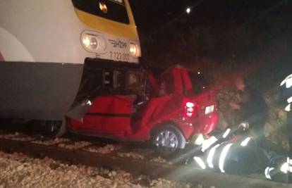 Vlak naletio na auto: Vozačica u zadnji tren izašla iz Twinga