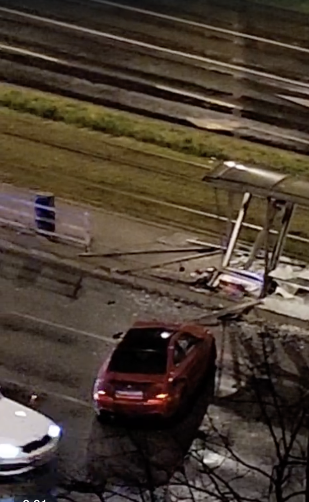 FOTO BMW-om se zabio u tramvajsku stanicu: Hitna odvela ozlijeđene u bolnicu