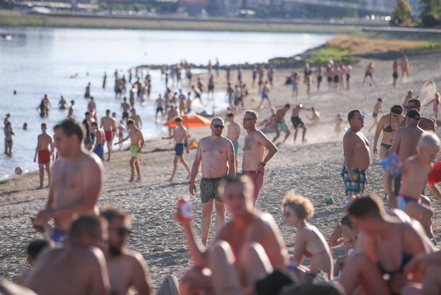 Osijek: Osječani pronašli osvježenje kupanjem na Dravi