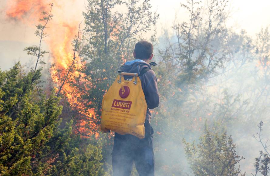 Evakuirali stanovnike sela kod Drniša: 'Ovo je velika nesreća'