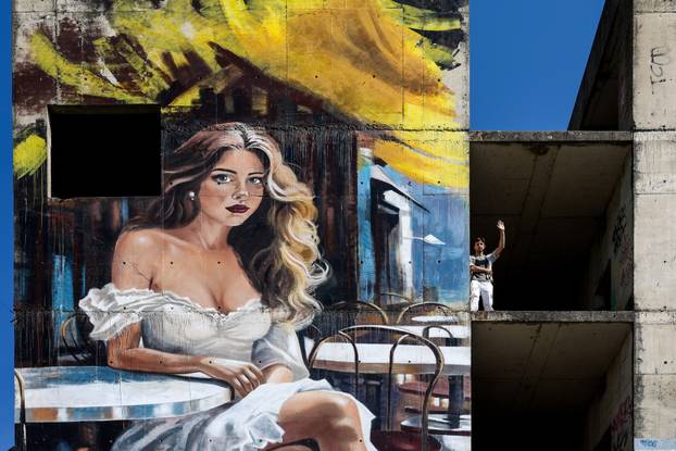 Zagreb: Dejan Šebastijan naslikao je ogroman mural na nedovršenoj bolnici u Blatu