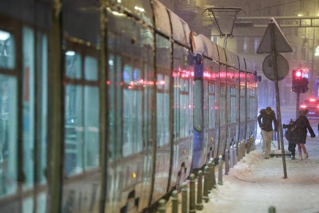 Zagreb: Brenerom odmrzavali tračnice ne bi li uspostavili tramvajski promet