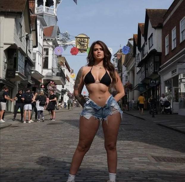 FOTO Izbačena sa stadiona zbog provokativne odjeće: 'Nisu mogli podnijeti moj vrući izgled'