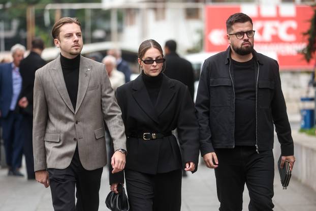 Sarajevo: Dolazak uzvanika na komemoraciju za Halida Bešlića u Narodno pozorište 