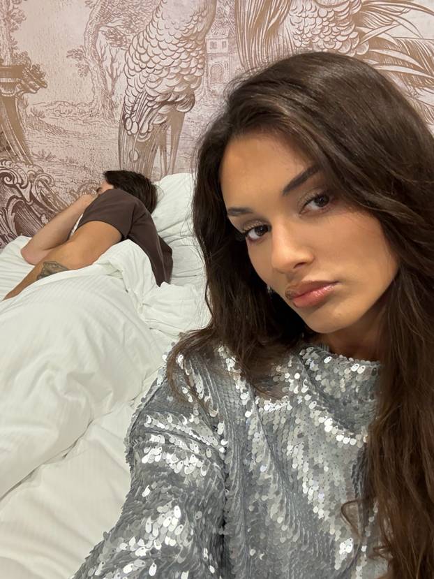 Nije joj dosta 191 centimetar! Laura Gnjatović pokazala duge noge u kreaciji Izabel Kovačić
