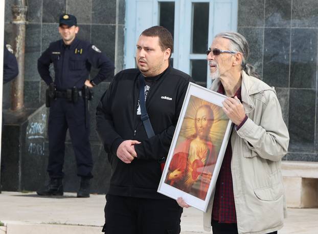 Šibenik: Molitelji krunice ispred Gradske uprave