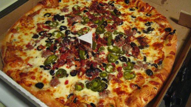 Znate li zašto pizzu donose s plastičnim trokutićem u kutiji?