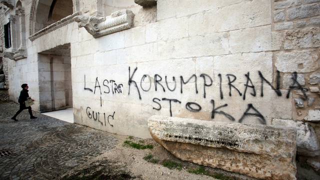 Split: Vandali grafitima uniÅ¡tili dio Dioklecijanove palaÄe
