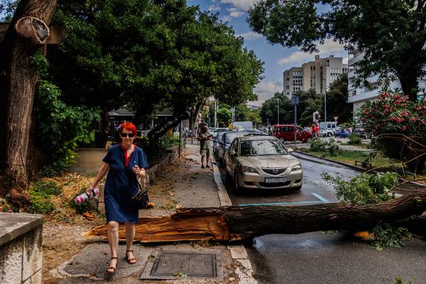 Nevrijeme poharalo Split, vatrogasci imaju pune ruke posla